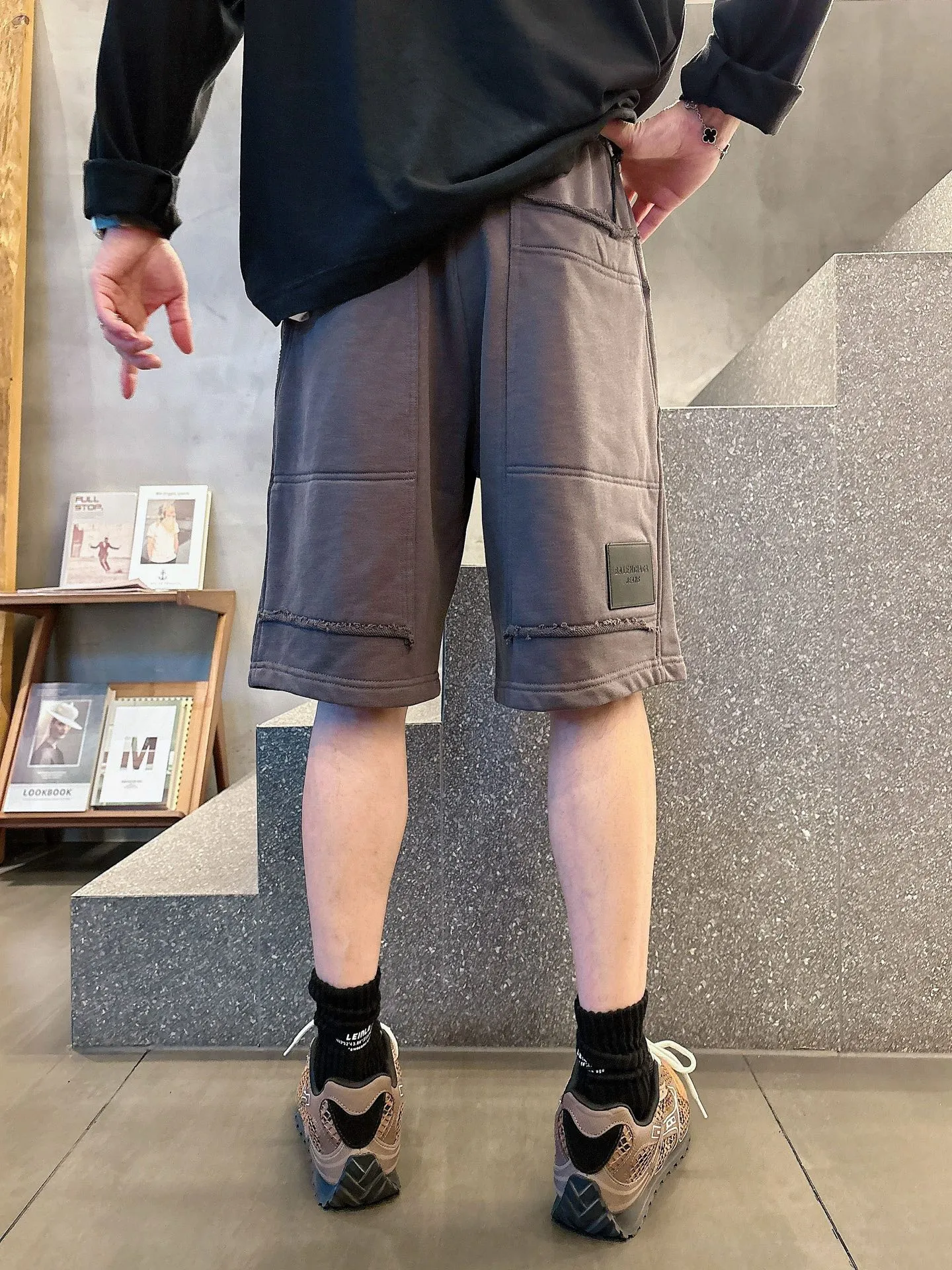 Balenciaga's three-standard complete 2026 summer New Arrival men's casual shorts, advanced custom-made Breathable fabric, Breathable fabric, extremely stretchy and comfortable, impeccable details, top-grade accessories, original logo design concept, delicate and soft feel! The upper body fit is awesome! Size: M-XXXL Please state your height and weight when ordering